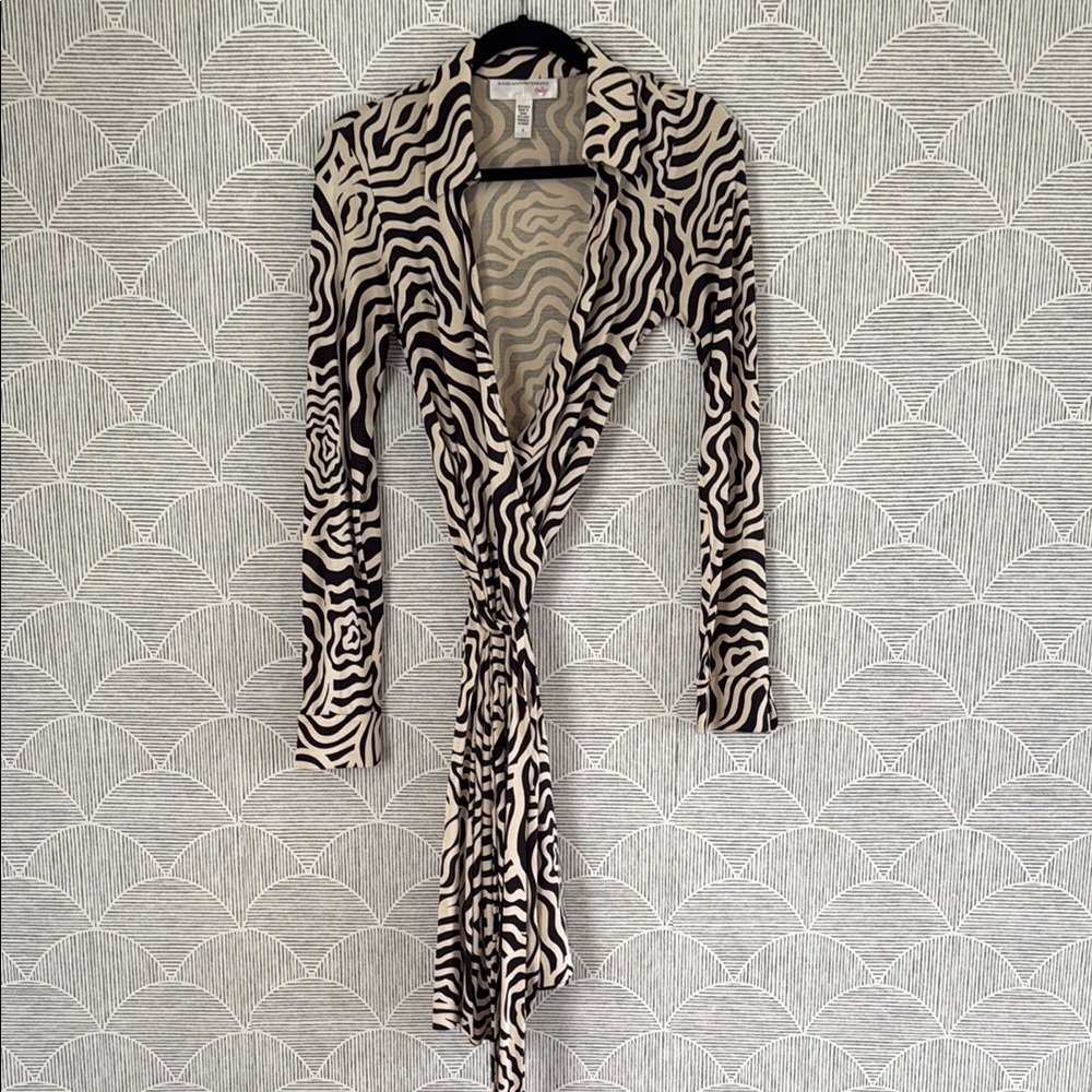 Diane Von Furstenberg Black and Cream Wrap Dress Long Sleeve Plunge